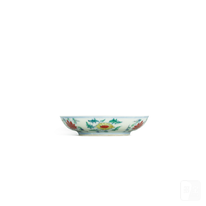 A doucai 'peach' saucer dish, Qing dynasty, 19th century | 清十九世紀 鬪彩壽桃花卉紋小盤 《大明成化年製》仿款 - 图3